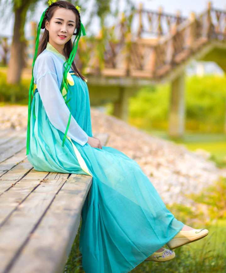  「古韵」穿汉服太显古韵, 微胖女人也可以穿出高贵感, 让人心动又着迷