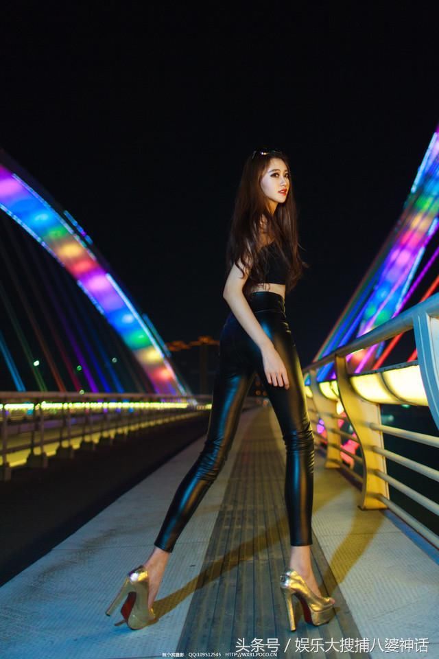 腰细的女生穿皮裤,特能突出时尚唯美,让人一见倾心!