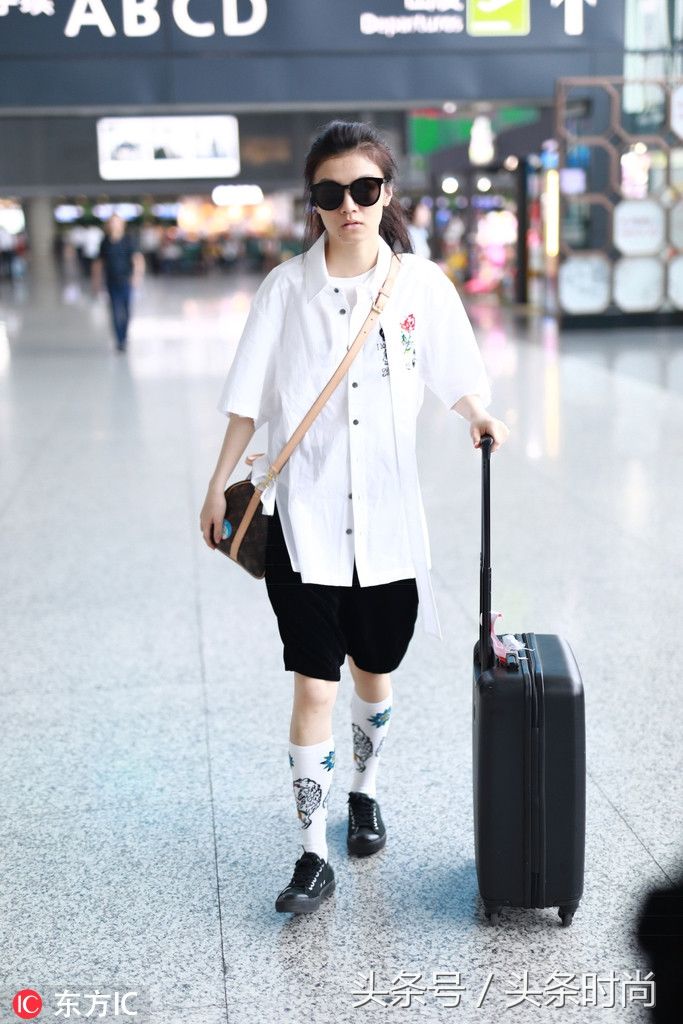 放弃满大街都在穿的牛仔短裤吧 春夏、陈瑶穿的百慕大短裤很流行