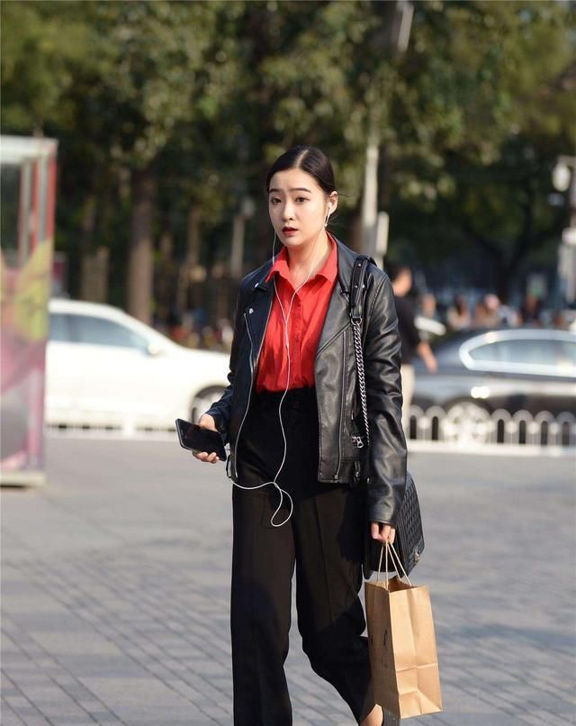  纤细曲线■炫酷漆皮又流行回来了,一穿就拉风时髦到不行!