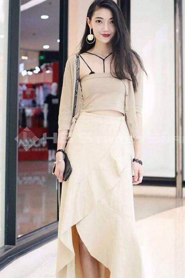 街拍：时尚服饰遇见好身材的一瞬间，真美！网友：旗袍女尽显女人