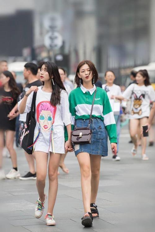 路人街拍：修长身材的小姐姐，一身长裙很优雅，蓝色高跟鞋是亮点