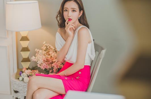 白色|李妍静,一件白色短袖配玫红色半身裙