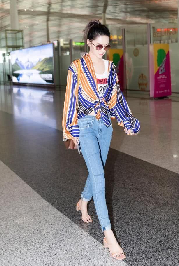 李沁太会玩了，竟改高跟鞋当成拖鞋穿，却把脚穿得扁扁的！