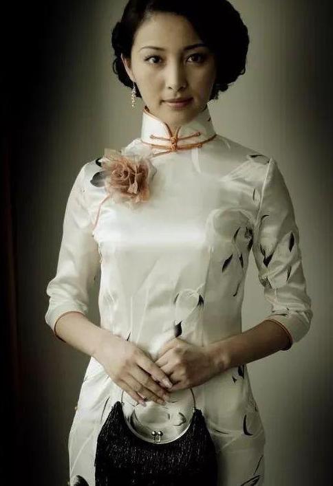 从“潘金莲”到旗袍气质女神，甘婷婷的旗袍造型令人惊艳！