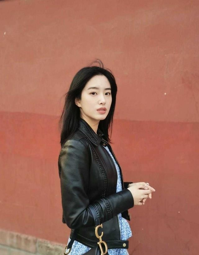  「皮衣」杨采钰长得太漂亮了，穿着皮衣搭配长袖连衣裙，秒变为心中的女神