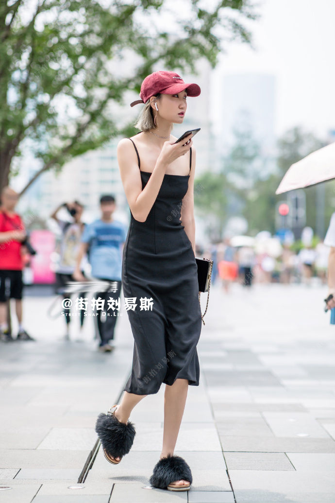 街拍重庆:好看，身材好，有气质，穿搭时尚，简直就是完美女神!