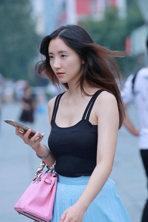 街拍：初秋的天气微凉，丝毫挡不住美女们追求时尚的心！