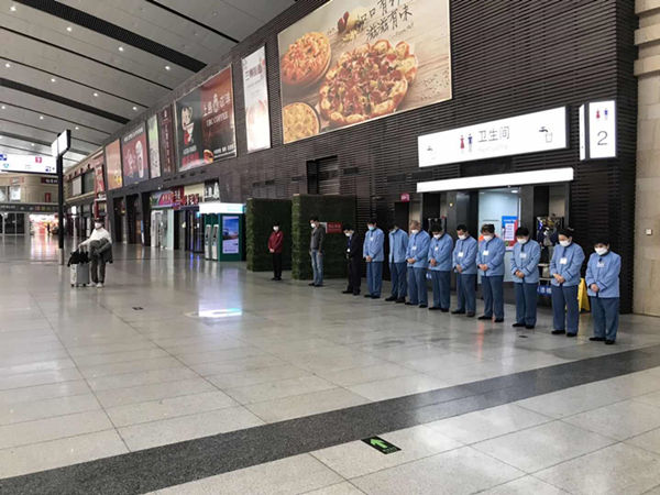  『北京南站供图』北京南站：近千名旅客自发肃立默哀