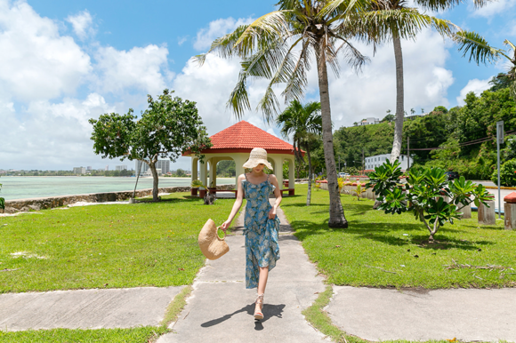 女神孙允珠，静谧海洋西西里蓝莓吊带长裙