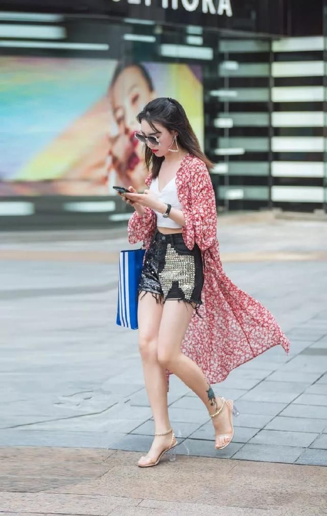  高跟鞋：高跟鞋简约搭配，看似简单却魅力无限