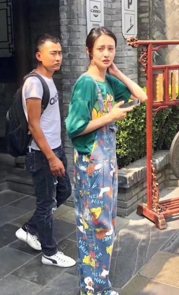 郑爽真是女星中的“奇葩”，不扮美，不装仙，大裤衩子别具一格