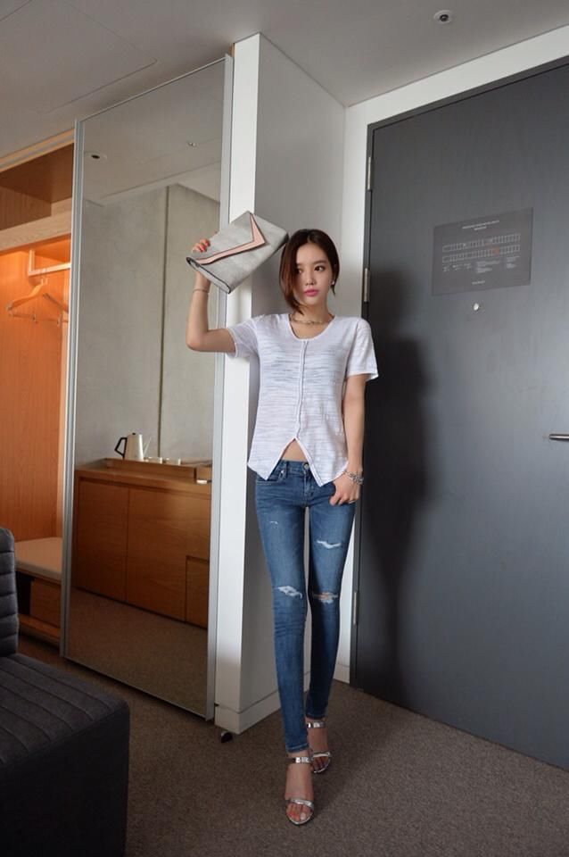 时尚气质美女，紧身牛仔裤更显身材！