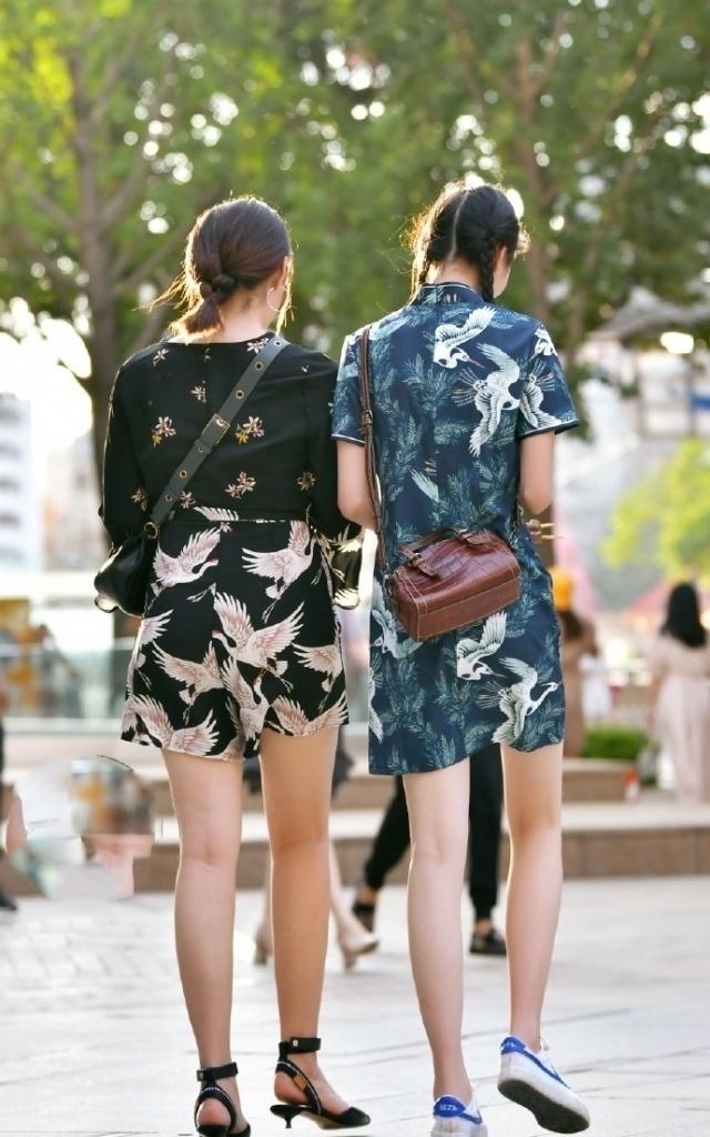  『特别』街拍：姑娘长发飘飘风情十足，特别具有回头率
