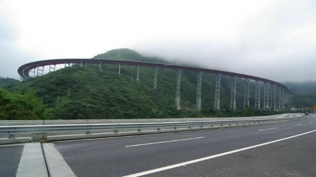  【过山车】中国这座大桥被夸“建得像龙”，跨越2座大山，司机像