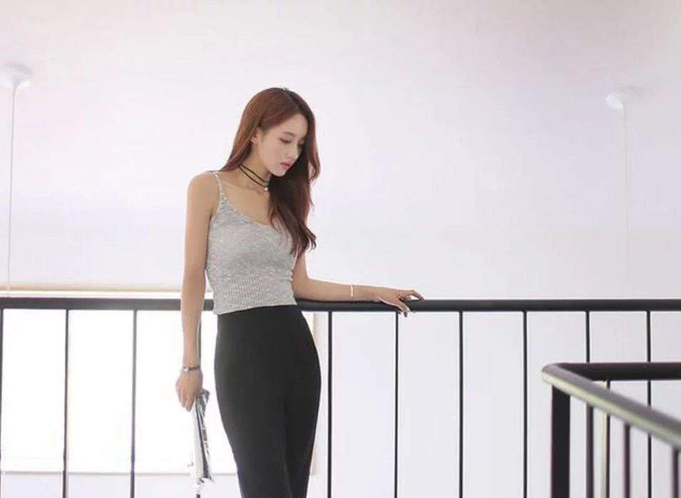 小姐姐身穿吊带上衣，搭配上黑色的修身长裤，尽显迷人的身材曲线