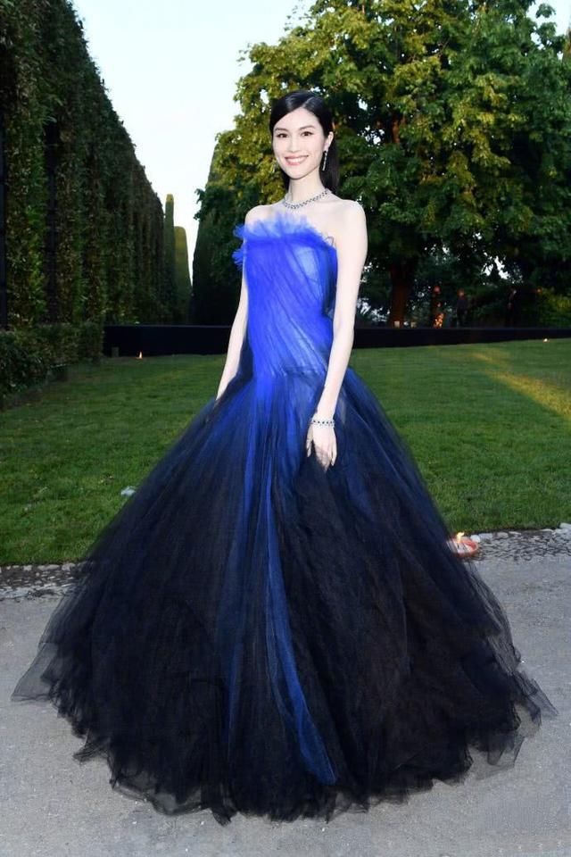 何穗穿渐变色抹胸裙，皮肤白到反光，网友：这气质简直了！