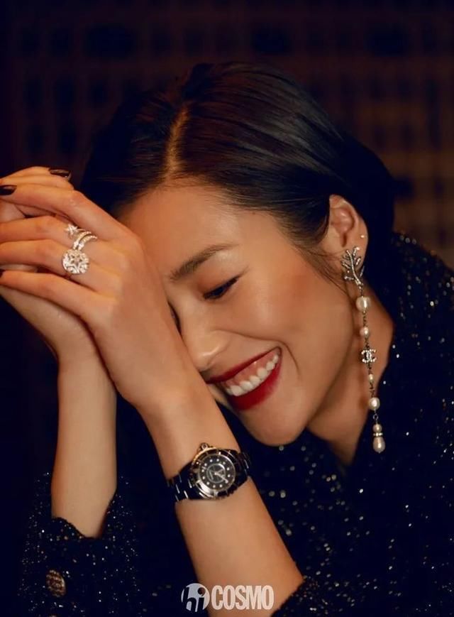  时髦■时髦办｜Jennie的珍珠项链那么多，还硬要和妈妈抢着戴这一条？