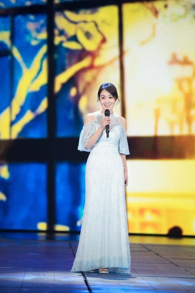 闫妮这连衣裙应该是最小号的，肩带勒得那么紧，不会崩断吧?