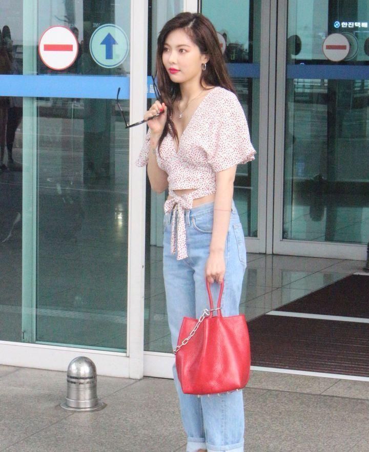 金泫雅厉害了!牛仔短裙+黑色t恤尽显大长腿，网友:腿长2米8