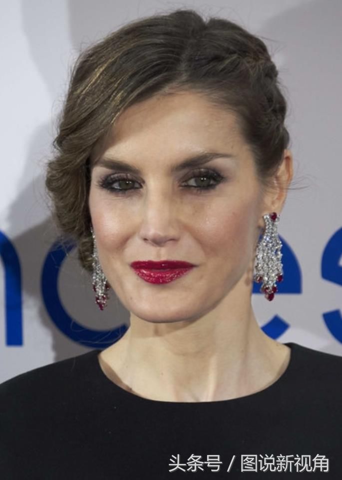 西班牙王后又换发型,刘海中分露额头,气质端庄给国王长脸了