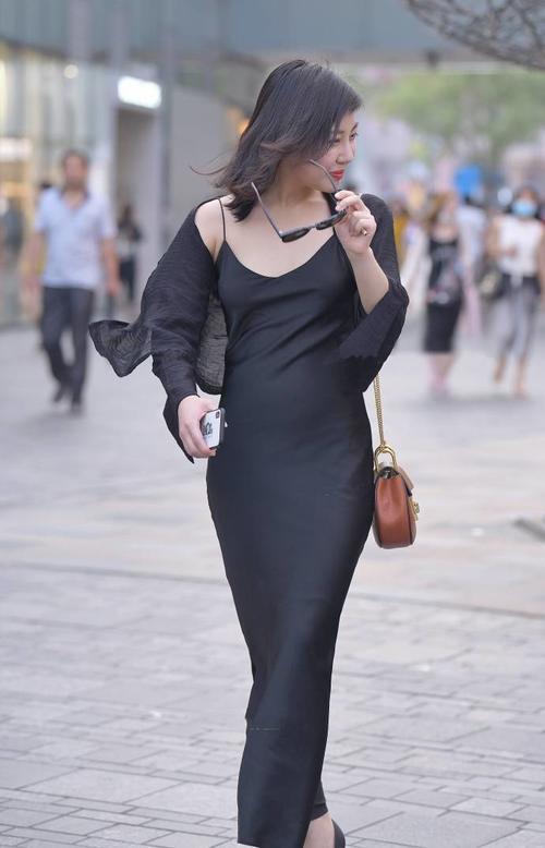 路人街拍，飘逸的吊带连衣裙，通透，又清凉