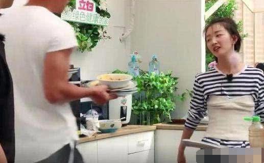 三千块的束胸衣，让周冬雨穿的无比尴尬，连黄晓明都问这穿的是啥