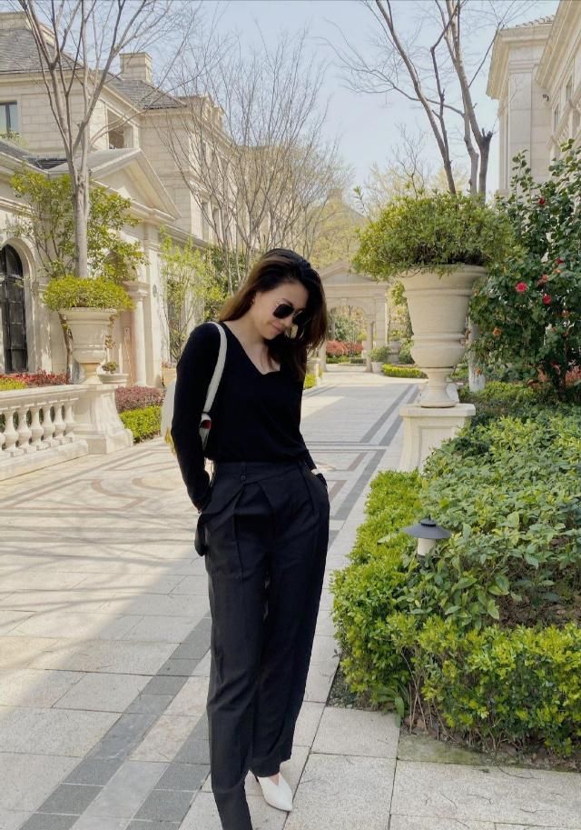  『奔四』奔四女性“装嫩”穿衣搭配，个性时尚又显年轻，时尚潮流精美又有女人气质