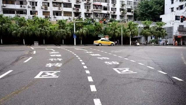 『道路标线』开车路上发现这种车道,没看清楚情况别乱闯,走错扣6分罚200!