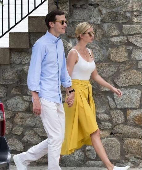  下半身搭配：伊万卡不愧是总统女儿，穿白色西装配9分裤气场强大，身材A爆了