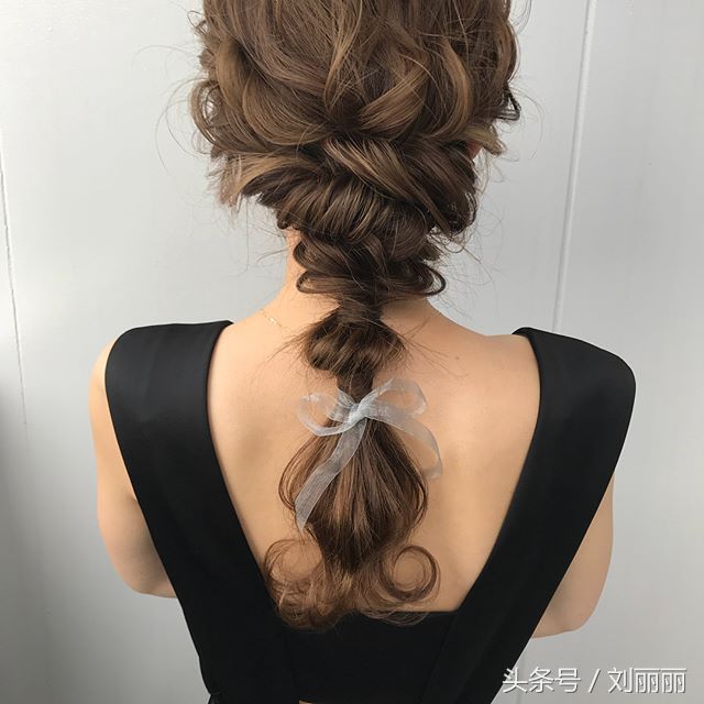 发型这样扎,美到不敢认