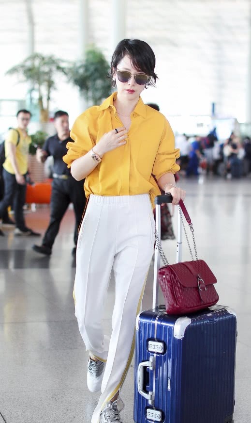 海清得轻成啥样了，竟把紫色的“茄子”当鞋穿，不怕踩烂了？