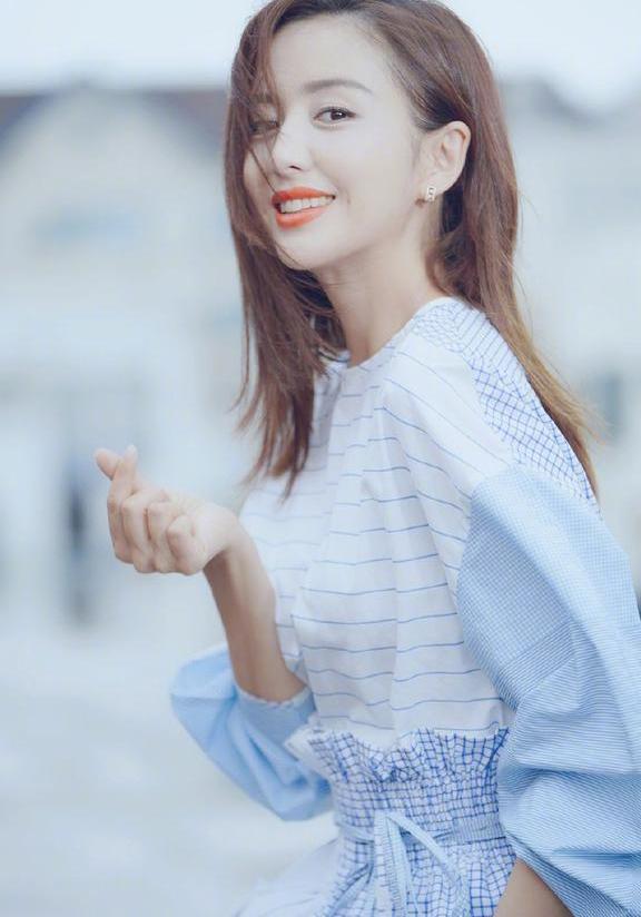 34岁佟丽娅又美了！仅换了个发型嫩回18岁，网友：美得像初恋一样