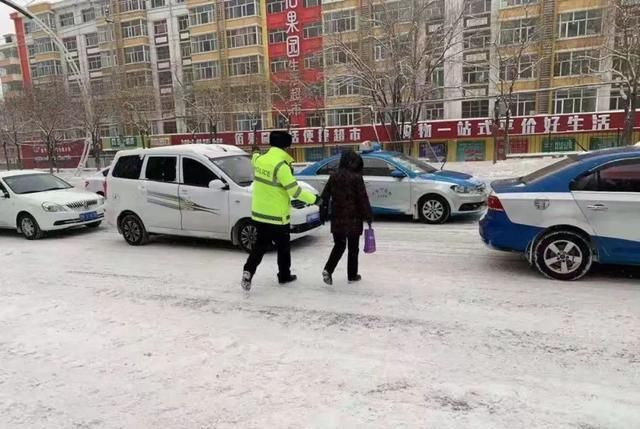 正是这些风雪中坚守的身影，让这个寒冷的季节多了许多温暖