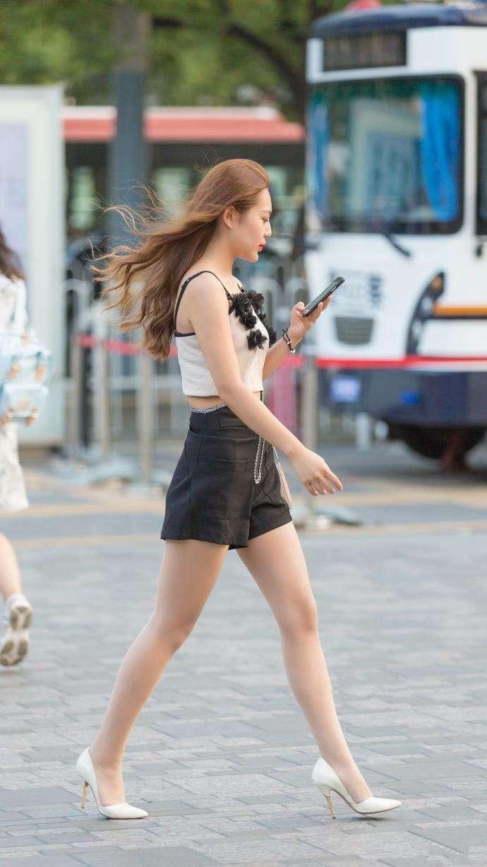 清纯可爱的小姐姐穿着民族风连衣裙，看上去身材高挑气质不俗!