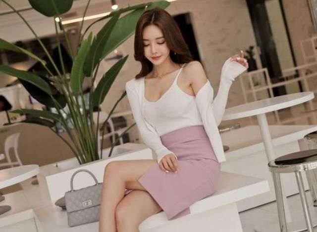 优雅气质的紧身裙美女，身材凹凸紧致，女神范十足！