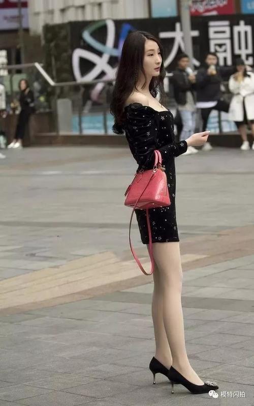 路人街拍,小姐身材丰满迷人,穿上健身服后十分的高挑迷人