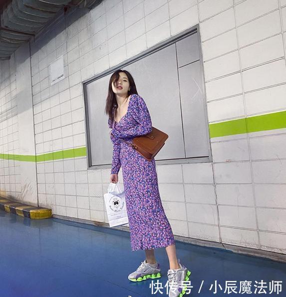 「风向标」紫色卫衣配“塑料”半身裙,只有泫雅敢这么穿,不愧是时尚风向标