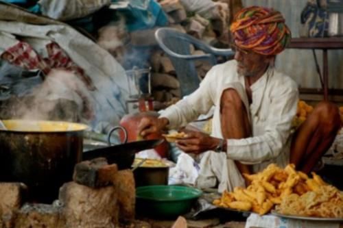 当地人每天洗澡两三次,为什么印度人身上味道还那么重?