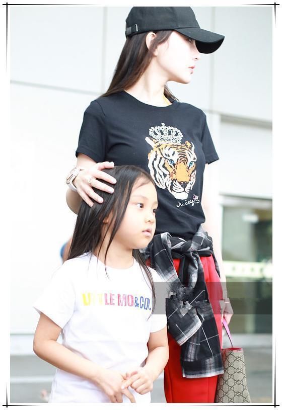 当李小璐换下短裤穿长裤，网友直呼：美炸天！当妈就该有当妈的样