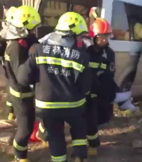 睹! 吉林7死6伤车祸现场图曝光 乘客均为驾校学