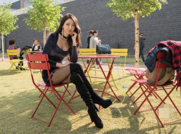 傲人曲线的紧身裙美女，展现优雅气质，非常有魅力