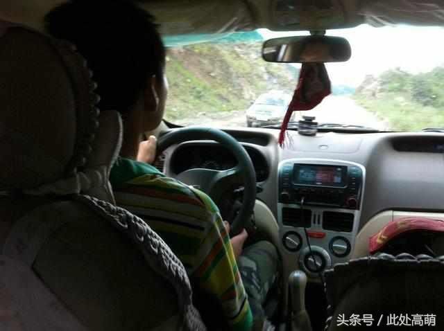 川藏线的搭车美女，一上车就做这种事？网友：穷游简直变味了！