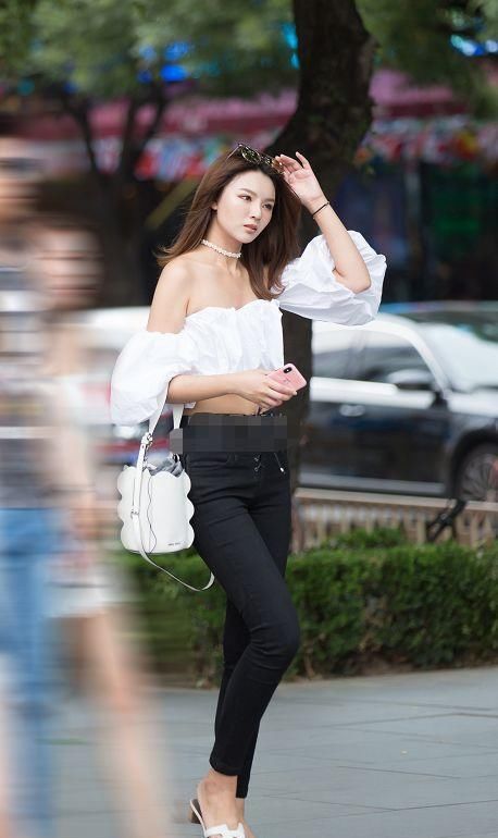  [褐色]街拍：小姐姐一件白底印着褐色图案的衬衫，搭配一件黑色的阔腿裤