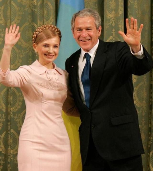 58岁前乌克兰总理季莫申科，风姿绰约，白色紧身裙勾勒曲线身材!