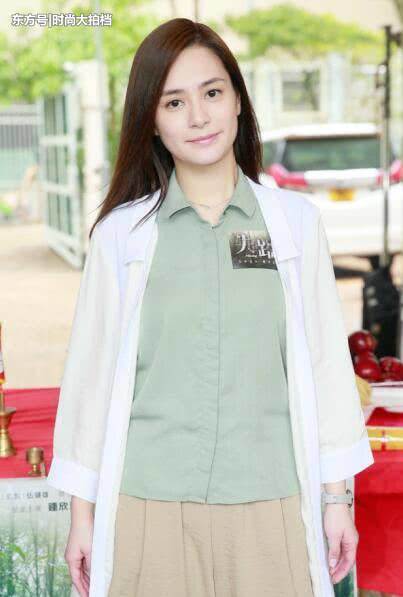 37阿娇回春了！下半身这条裤子打脸黑历史，网友：美得不可方物