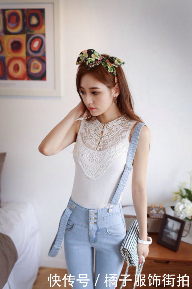 牛仔裤美女，穿衣简单优雅有气场，网友：女神！