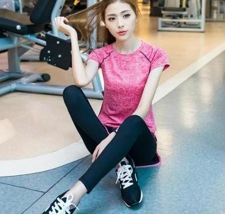 紧身打底裤搭配出女人迷人的气质，显现出让人心动的魅力！