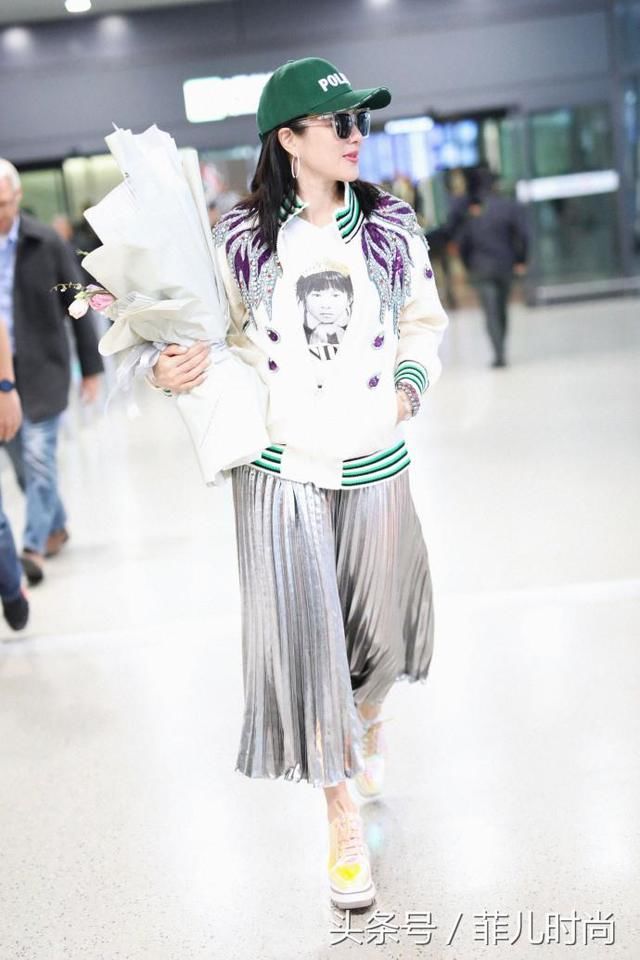 48岁钟丽缇居然这么潮，穿紧身裙秀曲线，眼看被勒得不方便走路了