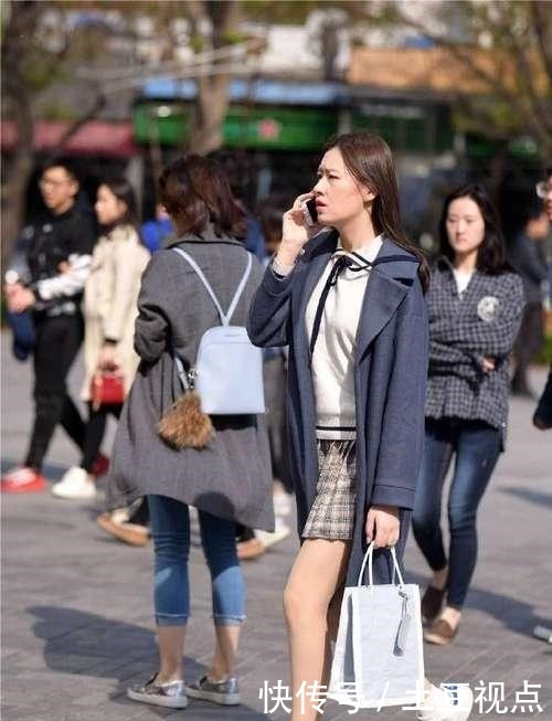  「美女」街拍喜欢健身的美女,瑜伽裤搭配一件米色卫衣,身材好气质佳！